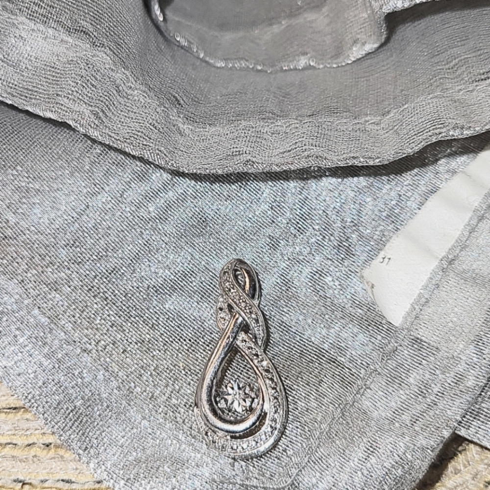 Floating diamond pendant